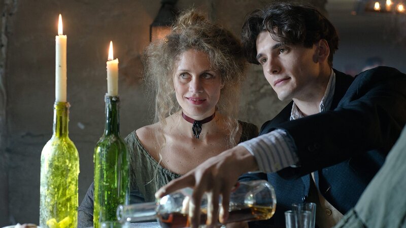 Rechts: Julio Olmedo (Yon González) – Bild: AXN White