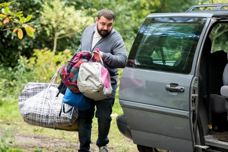 Dietz (Sahin Eryilmaz) freut sich auf ein kinderfreies Wochenende mit seiner Frau. – Bild: RTL Deutschland