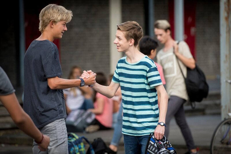 Hugos (Nick Julius Schuck, r.) Konflikte in der Schule sind überwunden. – Bild: Martin Rottenkolber