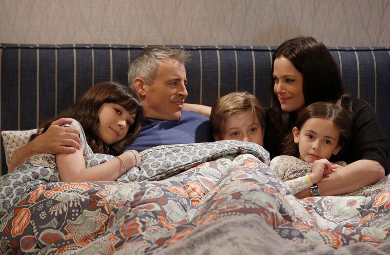 Eine ganz besondere Familie: Adam (Matt LeBlanc, 2.v.l.) mit seiner Frau Andi (Liza Snyder, 2.v.r.), seinen Kindern Kate (Grace Kaufman, l.), Teddy (Matthew McCann, M.) und Emme (Hala Finley, r.) … – Bild: CBS Broadcasting, Inc.