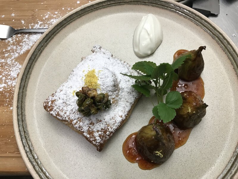 Auf Mels Speisekarte haben sich neben dem typischen Gyros auch das allseits beliebte Schnitzel und die Currywurst verirrt. Gastro-Experte Frank Rosin versucht, die Karte in „Mel’s Taverne“ in Moers mit neuen Gerichten (Foto) und schöner Präsentation auf dem Teller zu bereichern. – Bild: Kabel Eins