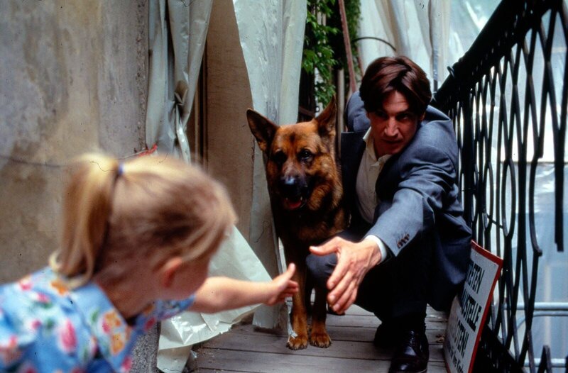 Die kleine Angelika Haller (Paula Polak, l.) wird Zeugin eines Übergriffs, und plötzlich schwebt sie selbst in Lebensgefahr. Moser (Tobias Moretti, r.) und Rex kommen ihr zu Hilfe … – Bild: ABDRUCK HONORARFREI – Nur im Zusammenhang mit SAT.1 Sendetermin