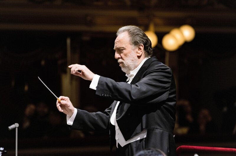 Riccardo Chailly dirigiert in Mailand das Orchester der Scala. – Bild: Ph Brescia e Amisano