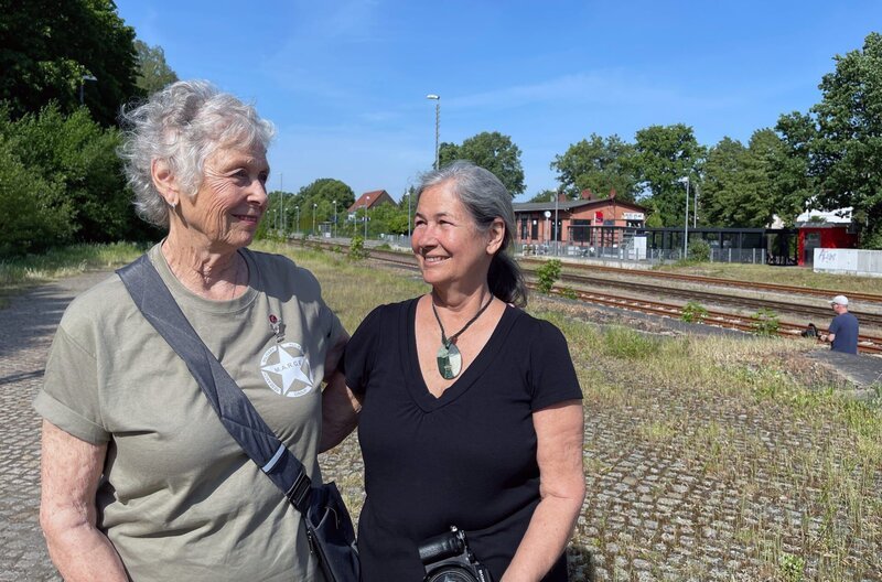 Auf der Spur des Vaters: Laura Edge und Ellen Bett-Witt am Bahnhof von Bad Fallingbostel. In der niedersächsischen Kleinstadt wurde ihr Vater im April 1945 aus der Kriegsgefangenschaft befreit. – Bild: Christine Rütten/​hr