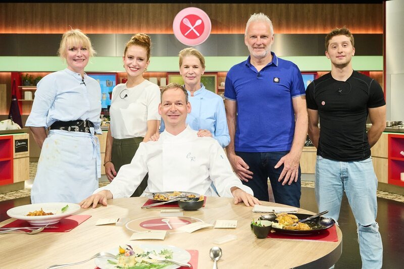 Gruppenfoto von links: Kandidaten Christina Nater, Tanja Kollischan, Juror Christoph Rüffer, Moderatorin Cornelia Poletto, Kandidaten Klaus Rottensteiner und Jan Iffland – Bild: ZDF