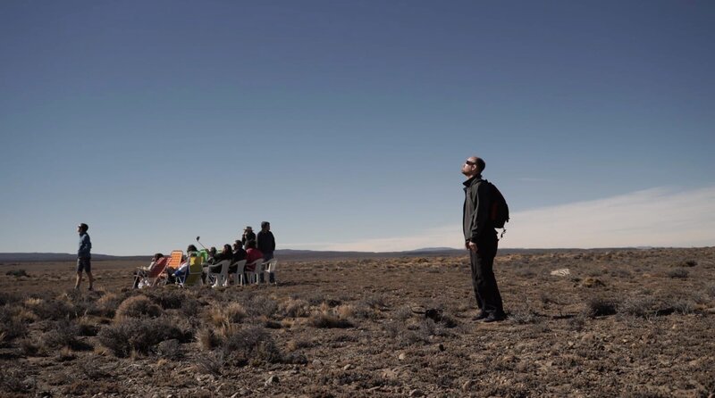 People waiting for the solar eclipse to start – Bild: 2018 CuriosityStream Inc People waiting for the solar eclipse to start – Bild: 2018 CuriosityStream Inc