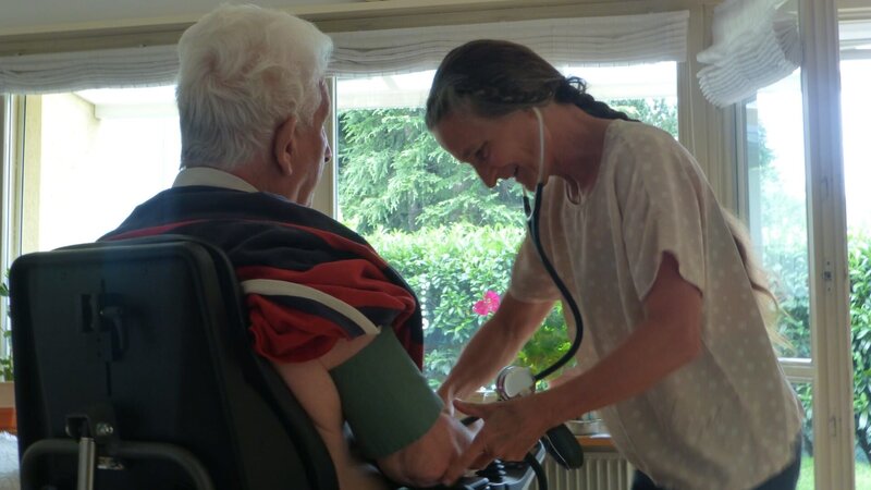 Dr. Erika Preisig besucht ihren Patienten Urs Gnehm in der Reha Second from the left: Dr. Erika Preisig – Bild: Spiegel TV Wissen (DE)