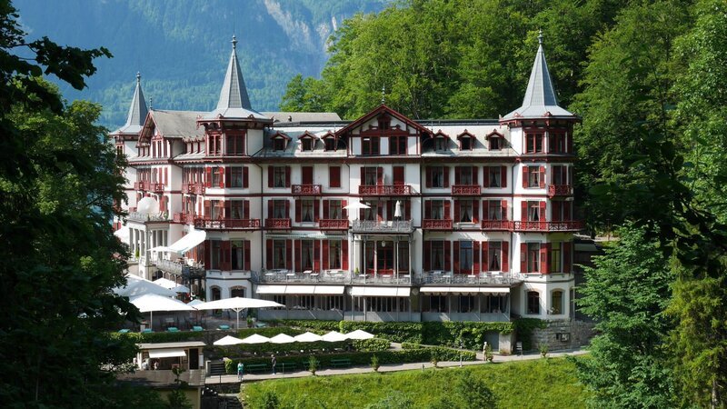 Wie ein Märchenschloss liegt das Hotel oberhalb des Brienzer Sees mitten im Wald – Bild: ZDF/​SRF, Almut Faass