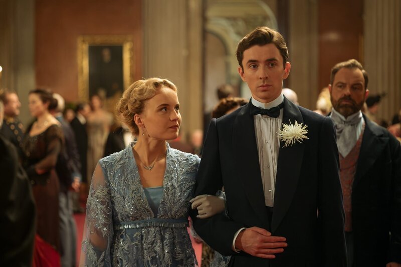 Der neue Fall führt Max Liebermann (Matthew Beard, M.) und Clara Weiss (Luise von Finckh, l.) zusammen mit Oskar Rheinhardt (Juergen Maurer, r.) in ein exquisites Wiener Casino und in große Gefahr. – Bild: Christopher Glanzl /​ ZDF