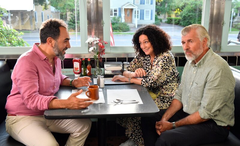 Martin Grimm (Daniel Morgenroth, r.) entgeht nicht, wie Hanna Liebhold (Barbara Wussow, M.) die Nähe ihrer Jugendliebe Thomas Wellenstein (Adnan Maral, l.) genießt. – Bild: Dirk Bartling /​ ZDF