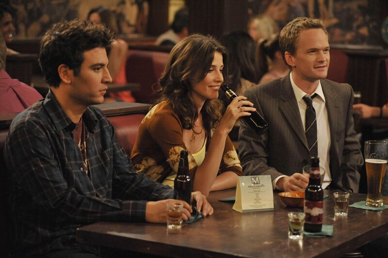 Während Barney (Neil Patrick Harris, r.) merkt, dass er sich in Robin (Cobie Smulders, M.) verliebt hat, muss Ted (Josh Radnor, l.) feststellen, dass Stella noch nie „Star Wars“ gesehen hat … – Bild: 20th Century Fox International Television Lizenzbild frei