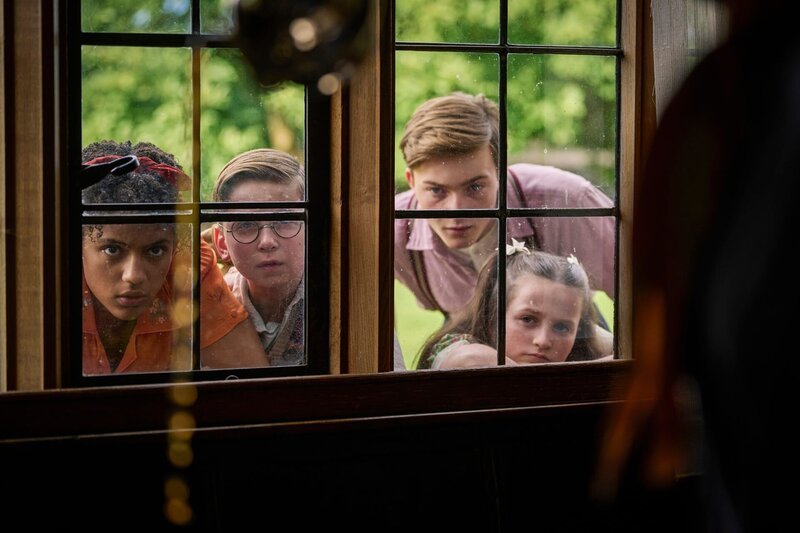 Von links: George (Diaana Babnicova), Dick (Kit Rakusen), Julian (Elliott Rose) und Anne (Flora Jacoby Richardson): Sie machen im benachbarten Gästehaus eine interessante Entdeckung. – Bild: Simon Ridgway /​ ZDF