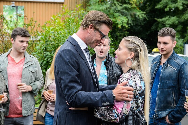 Christophs (Lars Korten, vorne) trauriger Abschied von Iva (Christina Klein) wird von (hinten v.l.) Ben (Jörg Rohde), Ingo (André Dietz) und Ronny (Bela Klentze) begleitet. – Bild: RTL /​ Willi Weber