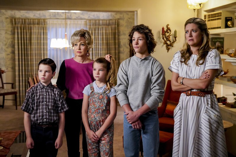 (v.l.n.r.) Sheldon (Iain Armitage); Meemaw (Annie Potts); Missy (Raegan Revord); Georgie (Montana Jordan); Mary (Zoe Perry) – Bild: CBS Broadcasting, Inc.