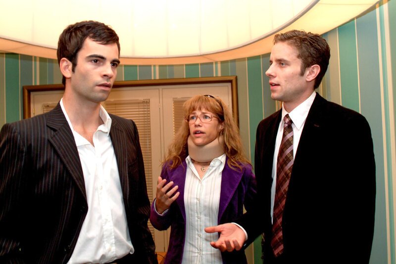 David (Mathis Künzler) scheint unter dem wachsenden Druck zu resignieren und verrät Max (Alexander Sternberg), dass er am liebsten alles hinwerfen und Richard das Feld überlassen würde, als Lisa (Alexandra Neldel) beherzt eingreift. – Bild: SAT.1 /​ Monika Schürle
