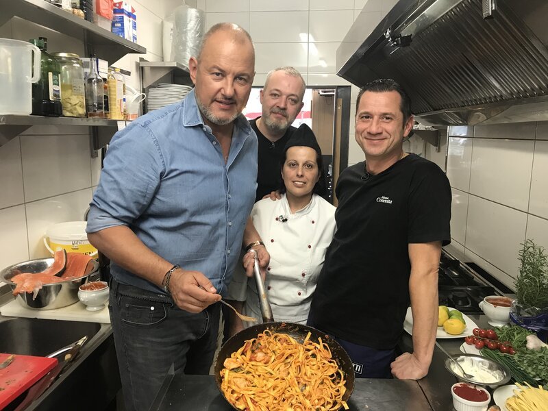Im Herzen von Dortmund betreibt der Italiener Alberto Bianco (r.) seit knapp 10 Jahren die Trattoria „Nonna Concetta“. An sieben Tagen die Woche kämpft der dreifache Vater mit italienischen Klassikern um seinen Erfolg. Für Frank Rosin (l.) wird dieser Fall einer der härtesten aller Zeiten ? – Bild: Kabel Eins