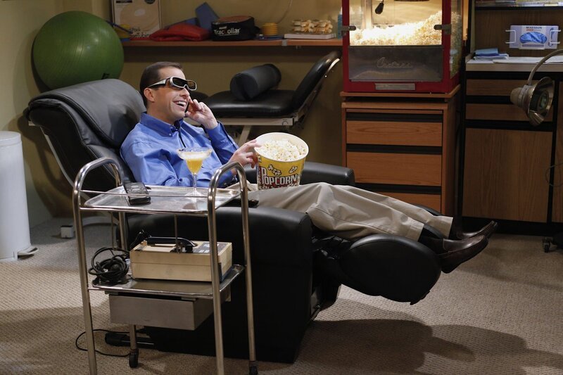 Hat seine Familie um viel Geld betrogen: Alan (Jon Cryer) … – Bild: Warner Bros. Television Lizenzbild frei