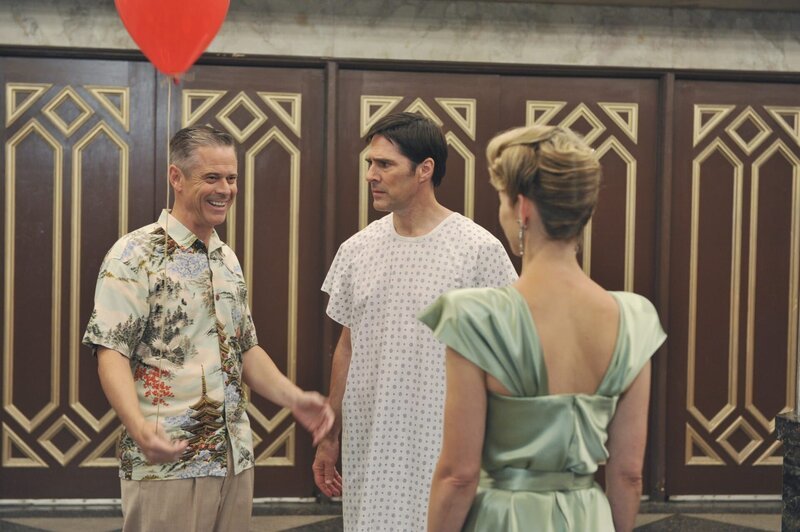 Hotch (Thomas Gibson, M.) kämpft weiter um sein Leben und hat dabei Visionen von seiner verstorbenen Ehefrau Haley (Meredith Monroe, r.) und seinem Gegenspieler Foyet (C. Thomas Howell, l.) … – Bild: American Broadcasting Companies, Inc.