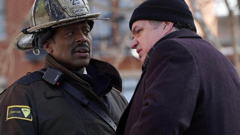Chief Wallace Boden (Eamonn Walker, l.) und Dr. Daniel Charles (Oliver Platt). – Bild: TVNOW /​ NBC Universal