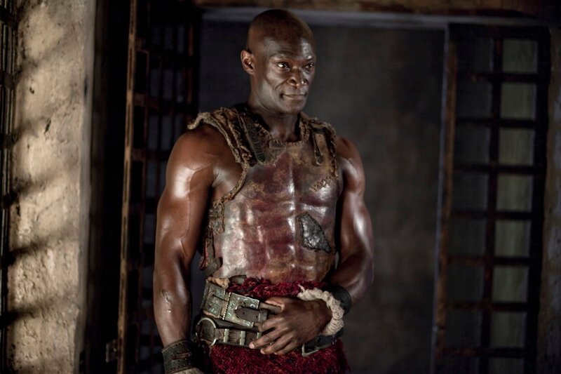 Hat seine Gladiatoren im Griff: Drago (Peter Mensah) … – Bild: Starz Entertainment, LLC