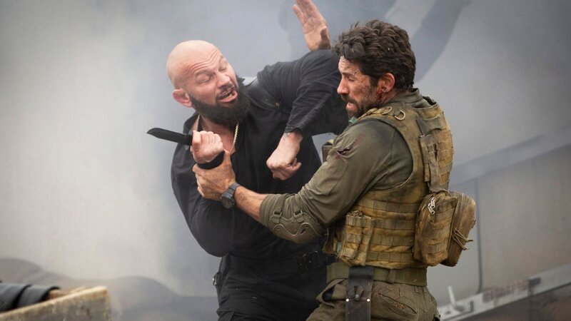Hakim Charef (jess Liaudin, li.) im Kampf mit Jake Harris (Scott Adkins) – Bild: RTLZWEI Hakim Charef (jess Liaudin, li.) im Kampf mit Jake Harris (Scott Adkins) – Bild: RTLZWEI