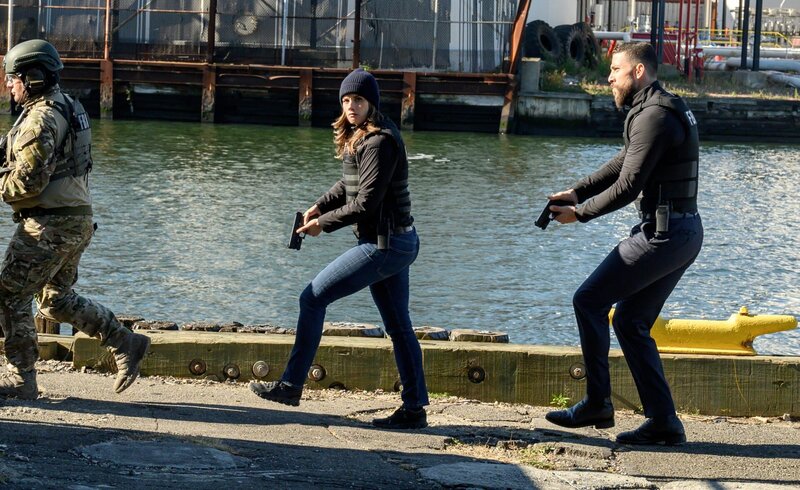 Special Agent Maggie Bell (Missy Peregrym, Mitte); Special Agent Omar Adom ‚OA‘ Zid (Zeeko Zaki, r.) – Bild: 2021 CBS Broadcasting, Inc. All Rights Reserved. /​ David M. Russell Lizenzbild frei