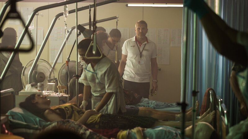Es geschah am … Der Tsunami von 2004. Der Schweizer Arzt Urs Schneider sucht in den Spitälern von Thailand nach Mireille Brefin: Samuel Streiff als Urs Schneider. – Bild: SRF/​ Sava Hlavacek