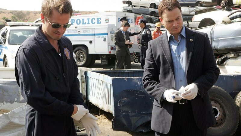 Auf einem Schrottplatz wird die bereits stark verweste Leiche einer jungen Frau in einem Autowrack gefunden. Die Detectives Messer (Carmine Giovinazzo, l.) und Taylor (Gary Sinise) untersuchen den Tatort auf Hinweise. – Bild: MG RTL D /​ CBS