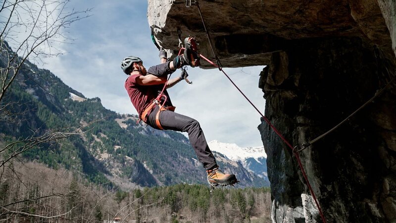 Das Expeditionsteam Erste Steilwände Folge 2 Dario Kempf, Mitglied des SAC-Expeditionsteams der Männer, beim Drytooling am überhängenden Fels Copyright: SRF/​Halsundbeinbruch Film – Bild: SRF/​Halsundbeinbruch Film
