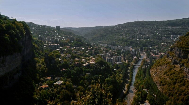 In dem malerischen Ort Tschiatura in Georgien kämpft der junge Jurist Nodar Chachanidze gegen die Zerstörung der Umwelt. Nodar kümmert sich um die Bewohner der durch den Manganabbau zerstörten Dörfer und hat gemeinsam mit Jugendlichen aus der Gegend einen Ökoclub gegründet. – Bild: MDR/​Tanya Haurylchyk