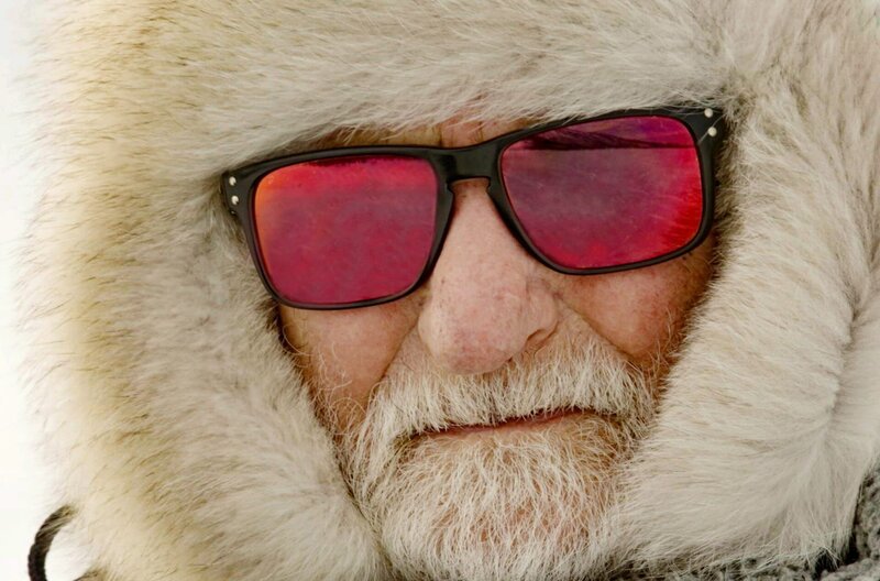 Niilo Aikio ist ein bekannter Sami-Schriftsteller Lapplands. Seit er Rentner ist, nimmt er das Angebot der Dorfhilfe an. – Bild: ARTE /​ © MedienKontor/​Marco Berger /​ © MedienKontor/​Marco Berger