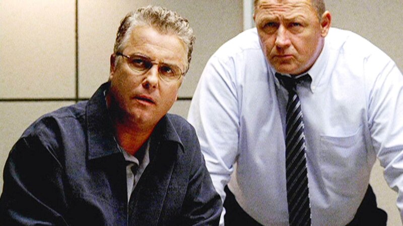 In einem Mordfall haben Detektive O’Reiley (Skip O’Brien, r.) und Grissom (William Petersen) nur eine Spur: die merkwürdige Aussage eines Autisten. – Bild: TVNOW /​ CBS