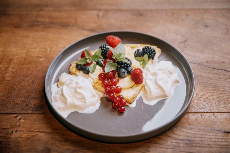 Die Nachspeise: ein Apfel-Kaiserschmarrn mit Vanille-Sahne und frischen Beeren garniert. – Bild: Philipp Thurmaier /​ BR, megaherz gmbh