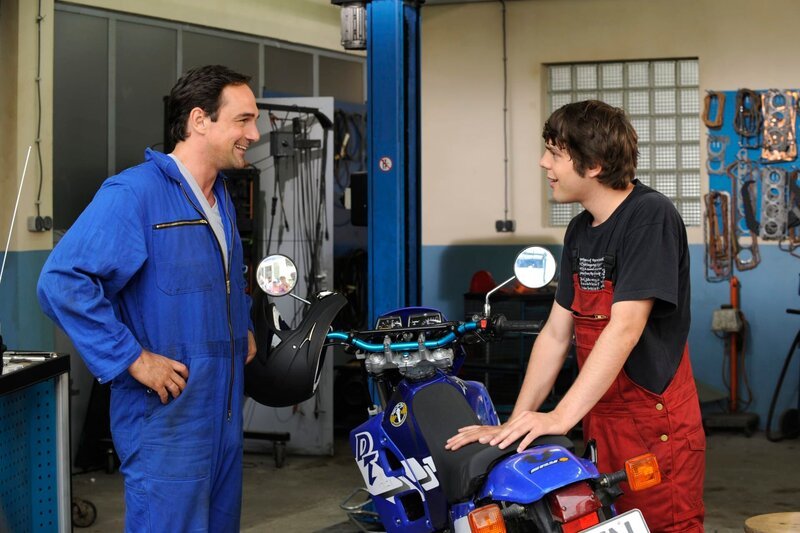 Mike hilft Korbi, sein Motorrad wieder in Schuss zu bringen. Von links: Mike Preissinger (Harry Blank) und Korbinian Vogl (Marco Bretscher-Coschignano). – Bild: Marco Orlando Pichler