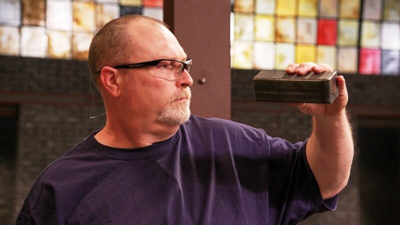 Der Wettbewerber schaut auf die Eisenstange – Bild: THE HISTORY CHANNEL /​ A+E Networks