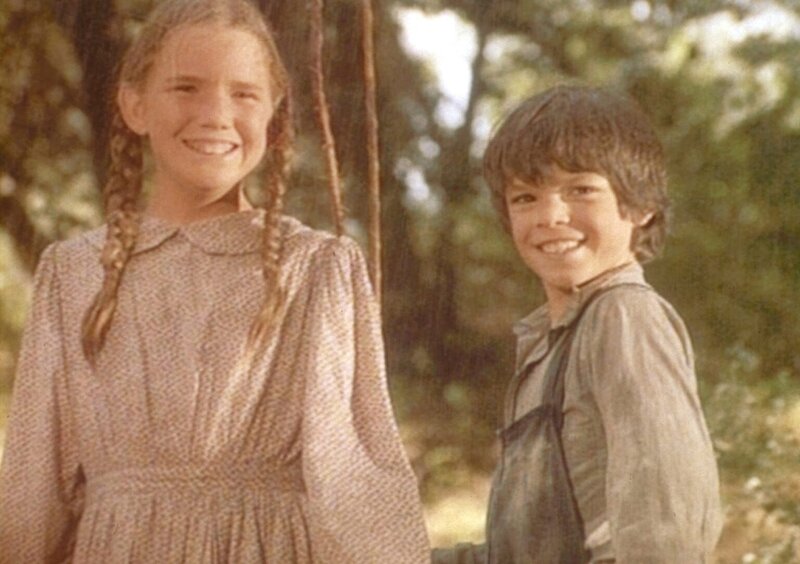 Jonah (Shane Sinutko, r.) und Laura (Melissa Gilbert, l.) sind überaus glücklich, denn sie haben Gold gefunden. – Bild: Worldvision Lizenzbild frei