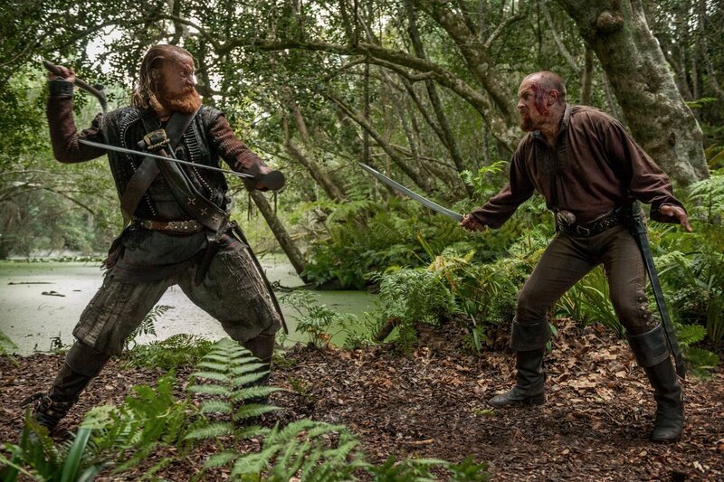 Israel Hands (David Wilmot, l.) und Captain Flint (Toby Stephens, r.) – Bild: Starz Entertainment, LLC