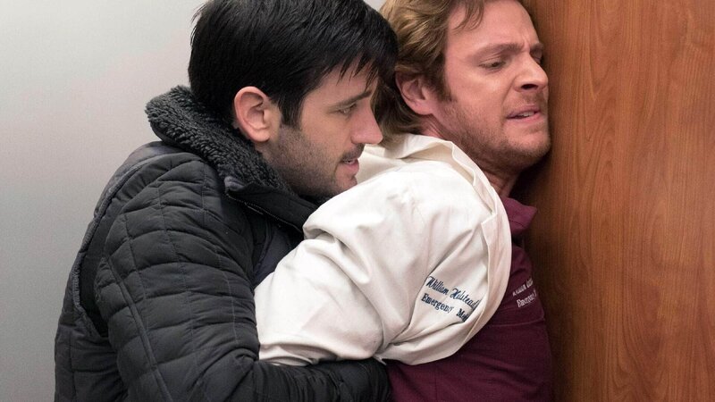 Dr. Connor Rhodes (Colin Donnell), Dr. Will Halstead (Nick Gehlfuss). Die Verwendung des sendungsbezogenen Materials ist nur mit dem Hinweis und Verlinkung auf TVNOW gestattet. – Bild: MG RTL D /​ NBC Universal