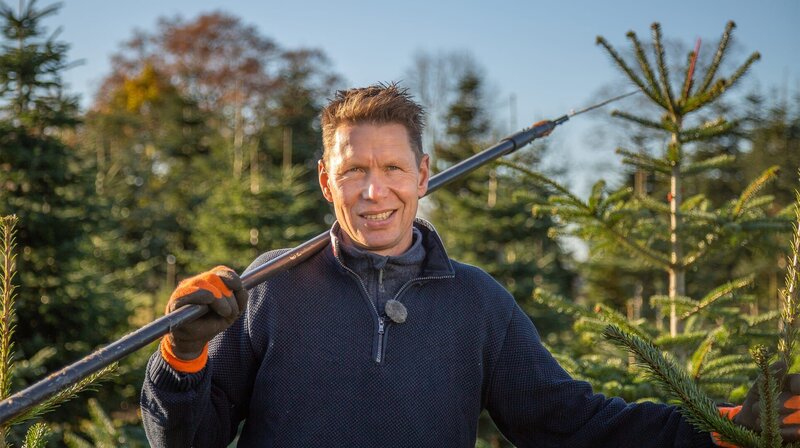 Was muss man beachten beim Weihnachtsbaumkauf? Peter Rasch gibt Tipps. – Bild: NDR/​Udo Tanske