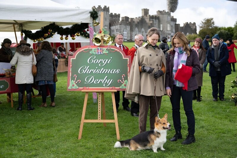 Lady Edgebury (Sharon Coade, li.) und Cecily (Hunter King) kümmern sich um den kleinen Corgi-Welpen. +++ Die Verwendung des sendungsbezogenen Materials ist nur mit dem Hinweis und Verlinkung auf RTL+ gestattet. +++; Lady Edgebury (Sharon Coade, li.) und Cecily (Hunter King) kümmern sich um den kleinen Corgi-Welpen. +++ Die Verwendung des sendungsbezogenen Materials ist nur mit dem Hinweis und Verlinkung auf RTL+ gestattet. +++ – Bild: RTL