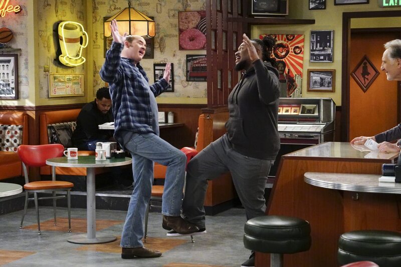 (v.l.n.r.) Tush (David Koechner); Marcus (Clayton Thomas); Arthur (Judd Hirsch) – Bild: CBS Broadcasting, Inc.