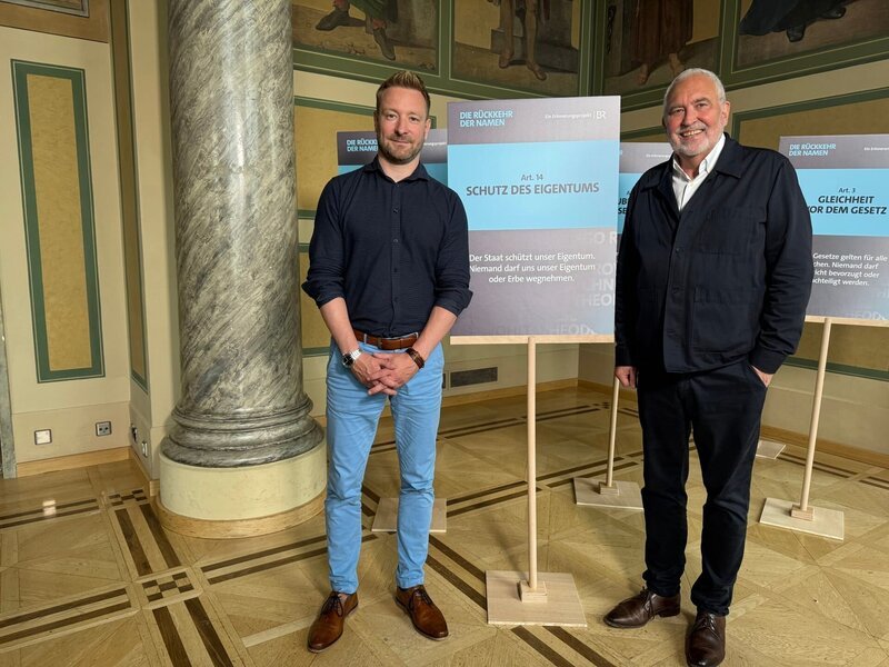 Das Grundgesetz wird 75 Jahre alt. Welche Bedeutung hat es heute für die Demokratie in Deutschland? Darüber spricht Andreas Bönte (rechts) in der „nachtlinie extra“ mit der Präsidentin des Bayerischen Landtags Ilse Aigner, dem Verfassungsrechtler Prof. Dr. Alexander Thiele (Business & Law School, Berlin, links) und Schülerinnen und Schülern des Gymnasiums Gröbenzell. – Bild: BR/​Agnieszka Schneider