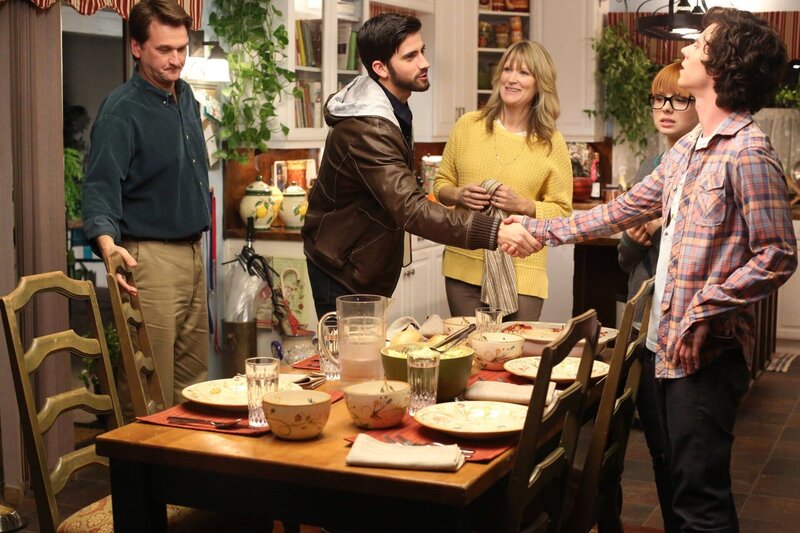 „The Middle“, „Der Name.“ Frankie sollte eigentlich für ihre Abschlussprüfung als Zahnarzthelferin lernen, doch in dem familiären Chaos kann sie sich nur schwer konzentrieren. Da kommt es ihr sehr gelegen, dass sich ihre Schwester zu Besuch kommt, um ihr im Haushalt zu helfen. Als Axl bei der Familie seiner Freundin zum Essen eingeladen ist, taucht plötzlich Cassidys Ex-Freund auf. Im Bild (v.li.): Pete Gardner (Mr. Finch), Ryan Rottman (Cliff), Galadriel Stineman (Lucy Howard), Jill Matson (Mrs. Finch), Charlie McDermott (Axl Heck). – Bild: HBOH