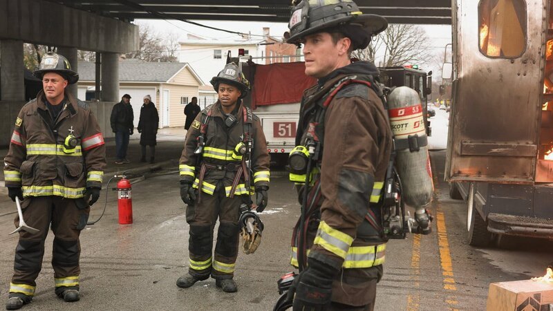 Erschöpft vom harten Einsatz, v.li.: Taylor Kinney als Kelly Severide, Daniel Kyri als Darren Ritter, Jake Lockett als Sam Carver. – Bild: NBC /​ SRF