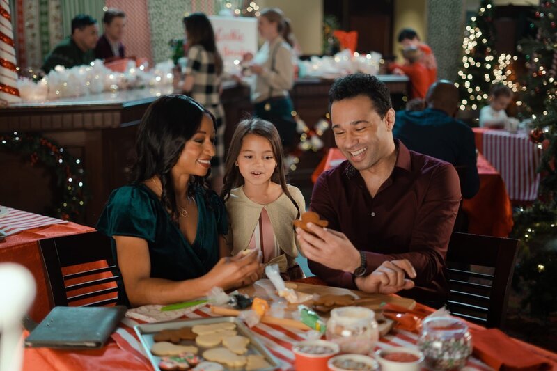Als die erfolgreiche Anwältin Lucy (Monique Coleman, li.) auf ihren Weihnachtstanzpartner aus Kindertagen, Barrett (Corbin Bleu, re.), wieder trifft, kommen sie sich näher. – Bild: Christmas Dance Productions Inc.