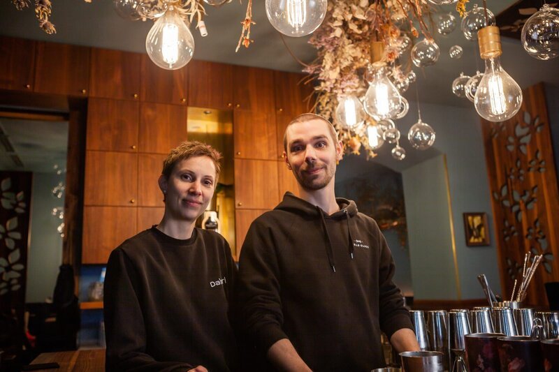 Sigrid Schot (links), Inhaberin, und Dominik Oswas (rechts), Barchef der Hammdon Bar im Portrait während ServusTVs „AnnoDazuMahl“ in Wien, am 27.2.2023. – Bild: Angelika Faissner /​ DMGFilm /​ ServusTV