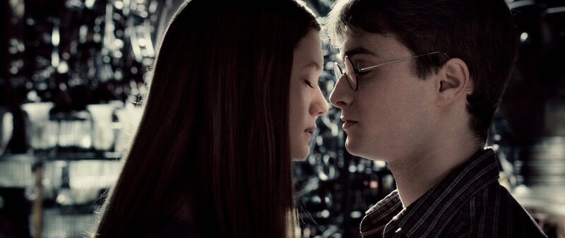Kommen sich langsam näher: Rons Schwester Ginny (Bonnie Wright, l.) und Harry (Daniel Radcliffe, r.) … – Bild: Warner Brothers Lizenzbild frei