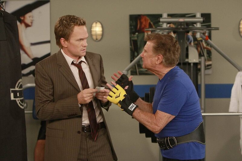 Barney (Neil Patrick Harris, l.) erhofft sich von Regis Philbin (Regis Philbin, r.) Hilfe. Denn sie sind auf der Suche nach dem legendären Burger in New York und Marshall kann sich noch erinnern, dass von Regis ein Bild im Laden hing … – Bild: 20th Century Fox International Television Lizenzbild frei