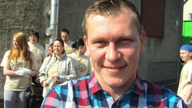 Trödelprofi Otto Schulte (Foto) mit vielen fleißigen Helfern – Bild: RTL II