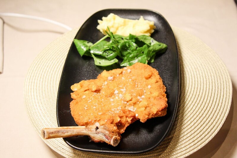„Cotoletta Alla Milanese“ (Kalbskotelett in knusprigen Panade, herausgebacken in Butter), serviert im Restaurant „Osteria Brunello“ in Mailand. – Bild: ORF/​Warner/​The Travel Channel